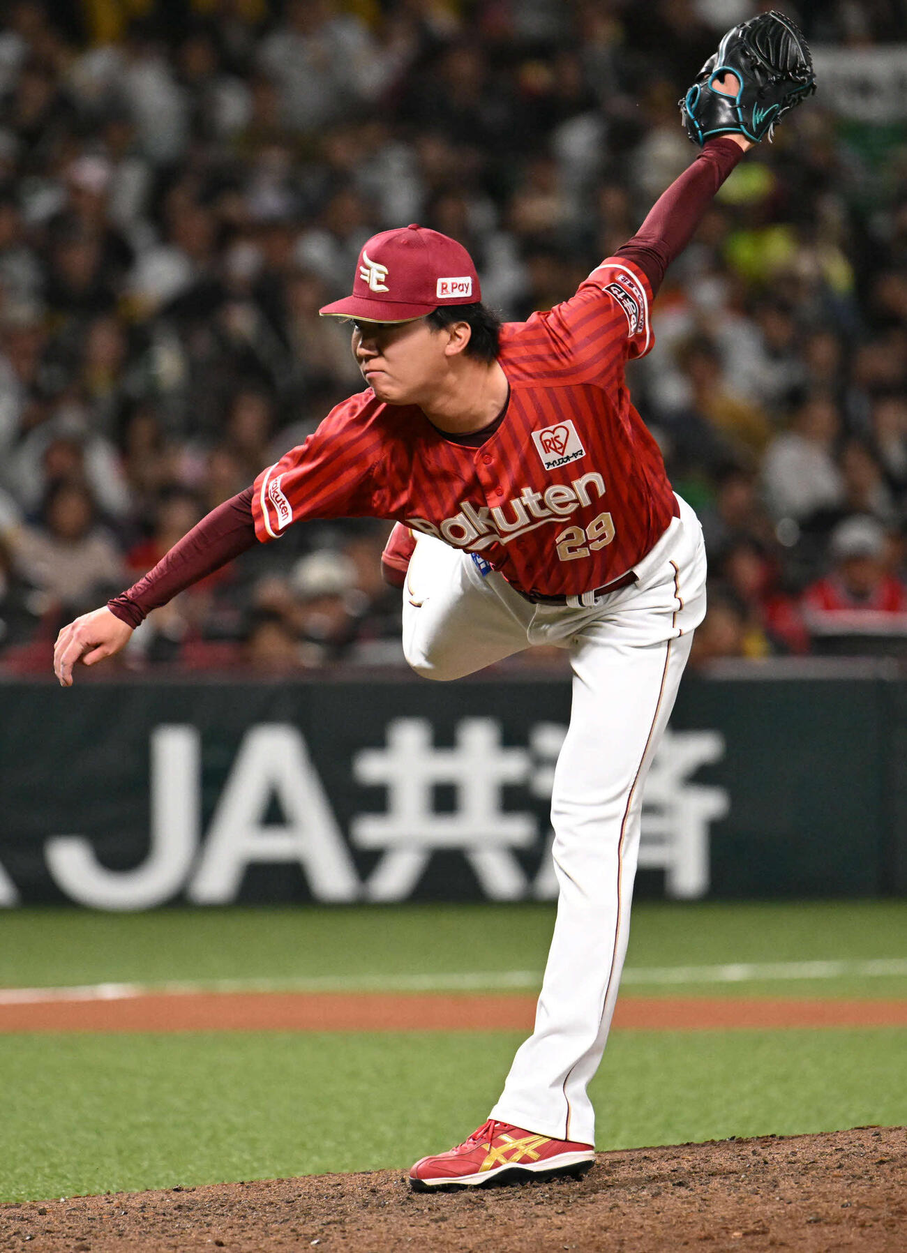 ソフトバンク対楽天　楽天3番手投手の田中千（撮影・林敢治）