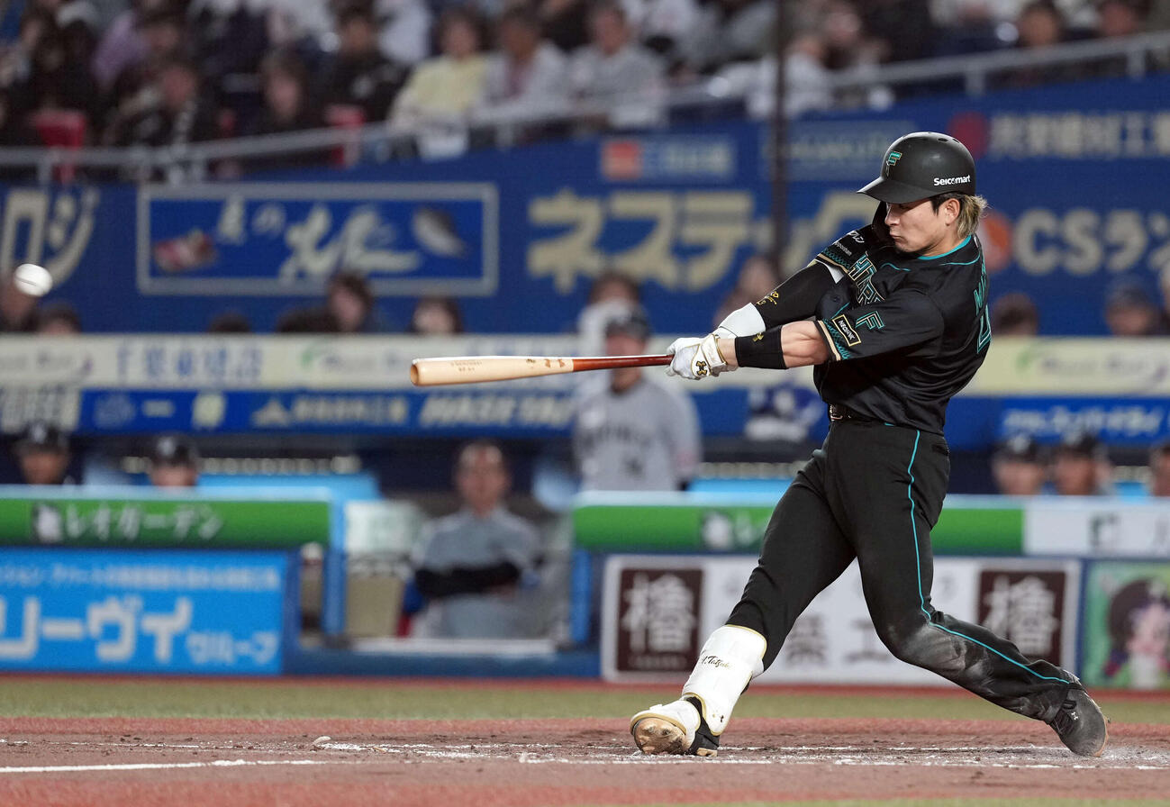 ロッテ対日本ハム　4回表日本ハム2死満塁、右翼線に2点適時二塁打を放つ水野（撮影・たえ見朱実）