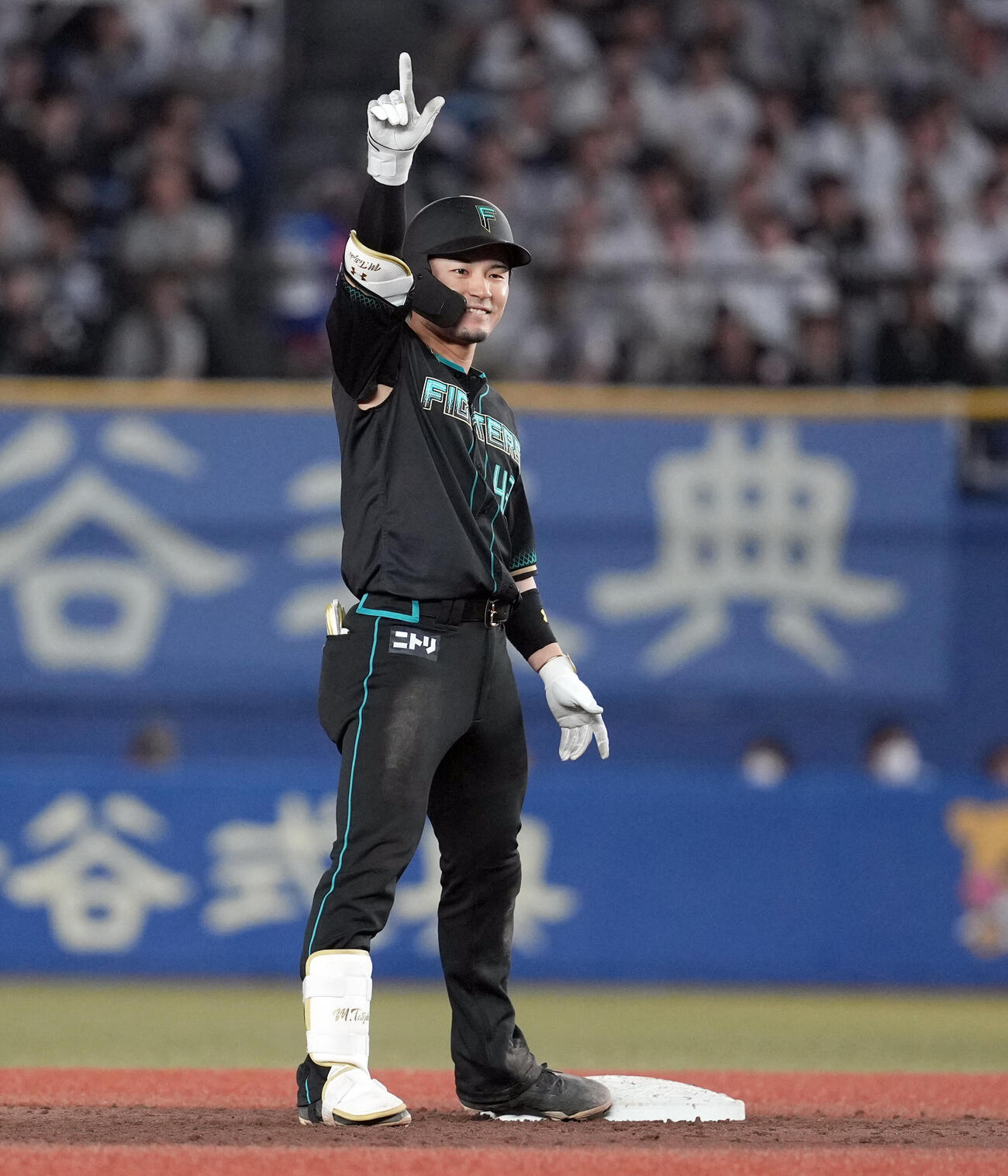 ロッテ対日本ハム　4回表日本ハム2死満塁、右翼線に2点適時二塁打を放ちポーズを決める水野（撮影・たえ見朱実）