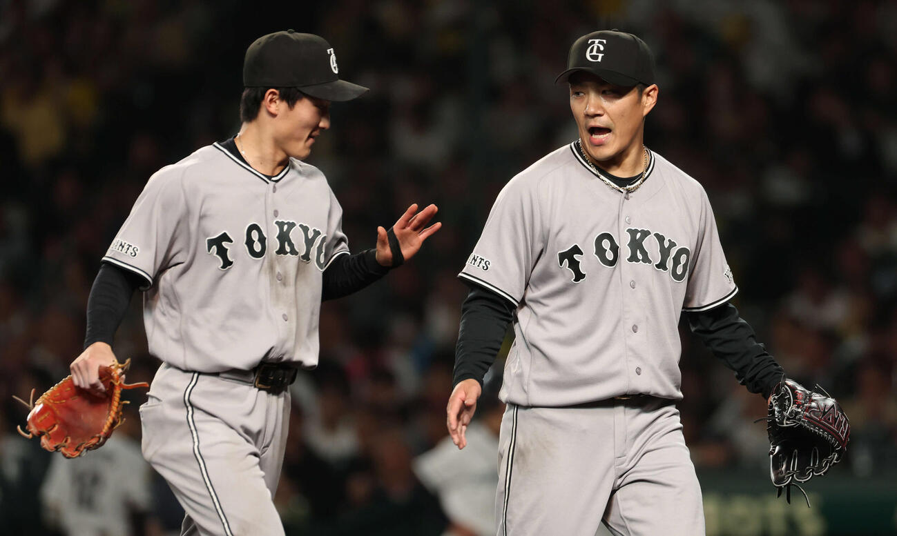 阪神対巨人　5回を投げ終えた巨人先発の則本は浦田に声を掛けながらベンチに戻る（撮影・西尾就之）