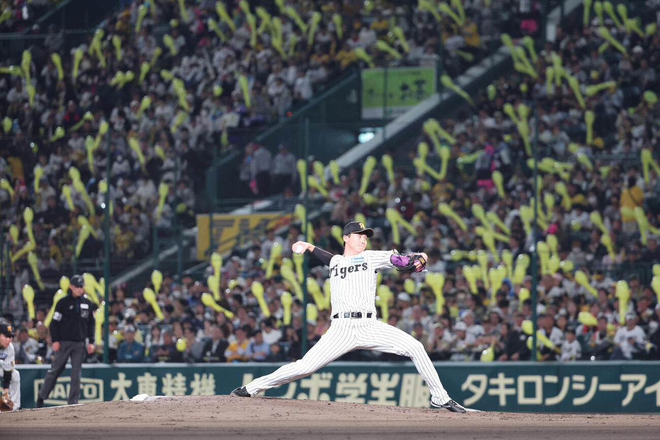 阪神対巨人　ジェット風船の準備が行われる中投げる阪神2番手の湯浅（撮影・西尾就之）