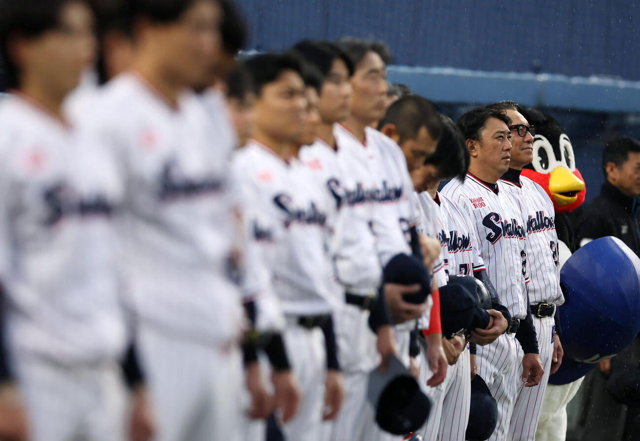 ヤクルト対DeNA　君が代演奏で整列するヤクルト池山監督（右）とナイン（撮影・加藤哉）