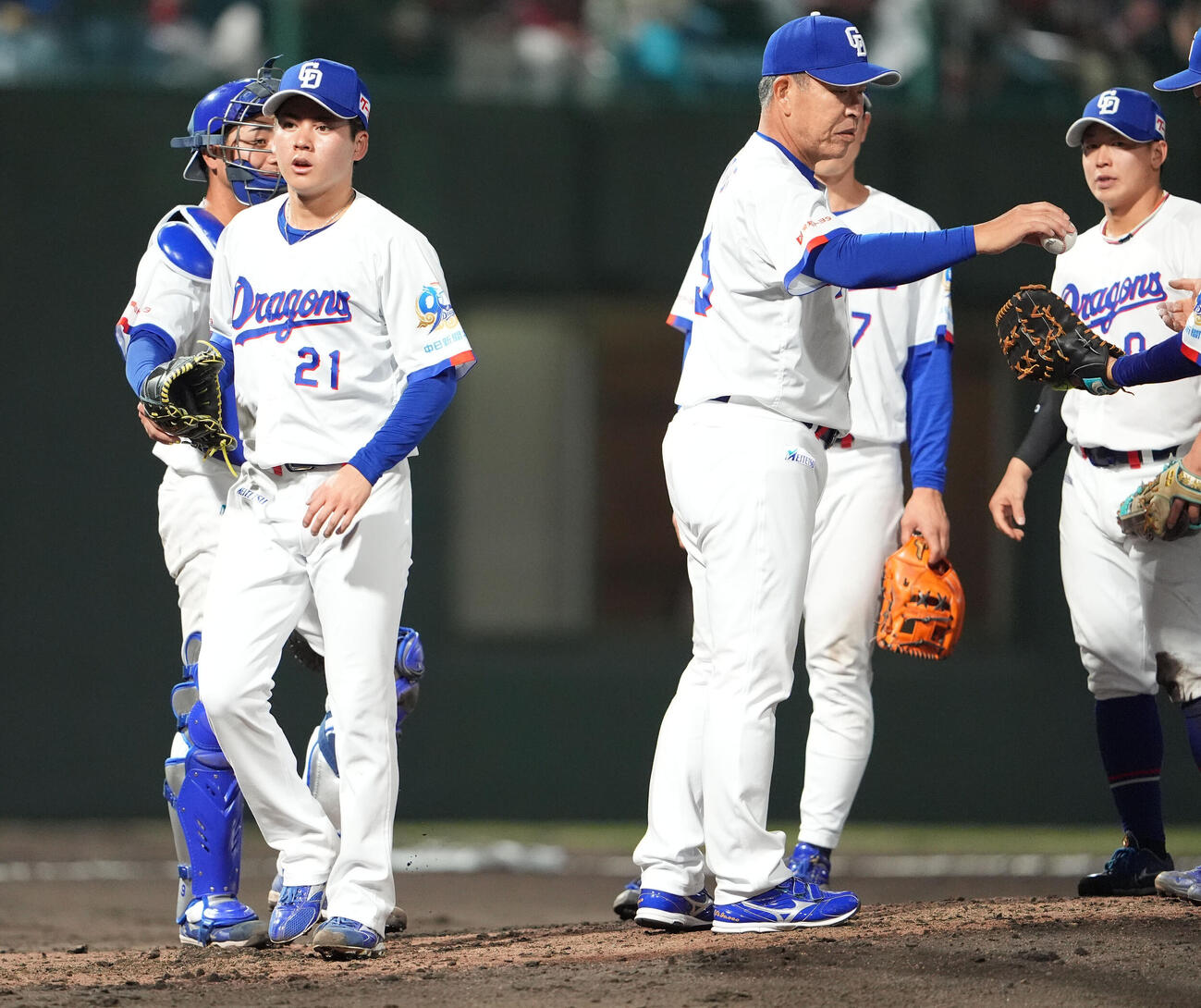 中日対広島　8回表広島1死二塁、中日先発の金丸（左から2人目）はマウンドを降りる（撮影・森本幸一）