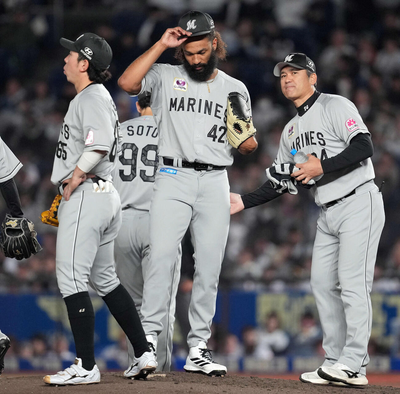 ロッテ対日本ハム　4回表、日本ハムに2点を許し3－1とされるロッテの先発ジャクソン（撮影・たえ見朱実）