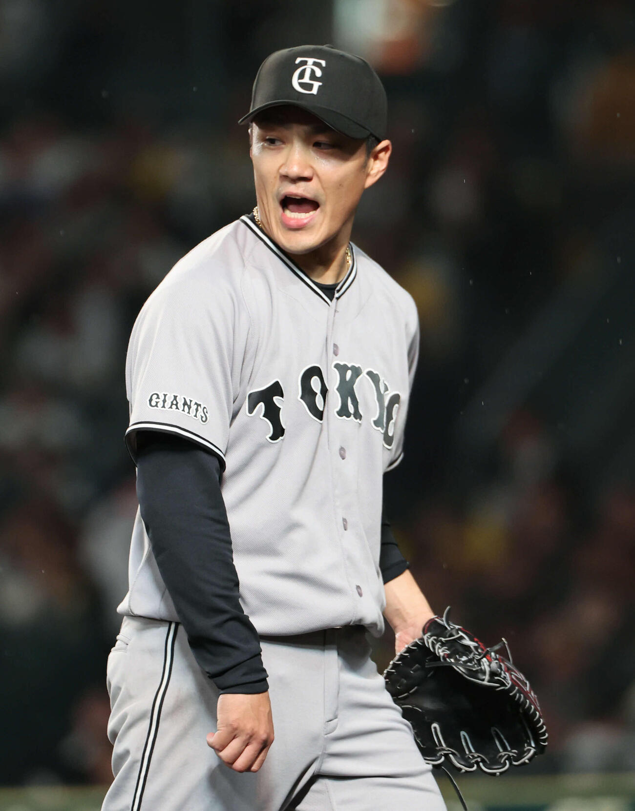 阪神対巨人　6回を抑えた巨人先発の則本は叫びながらベンチに戻る（撮影・西尾就之）