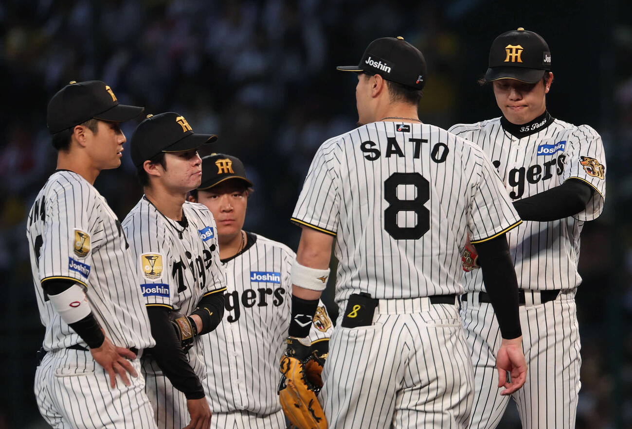 阪神対巨人　阪神先発の才木は2回に2点を失い内野陣お激励を受ける（撮影・西尾就之）