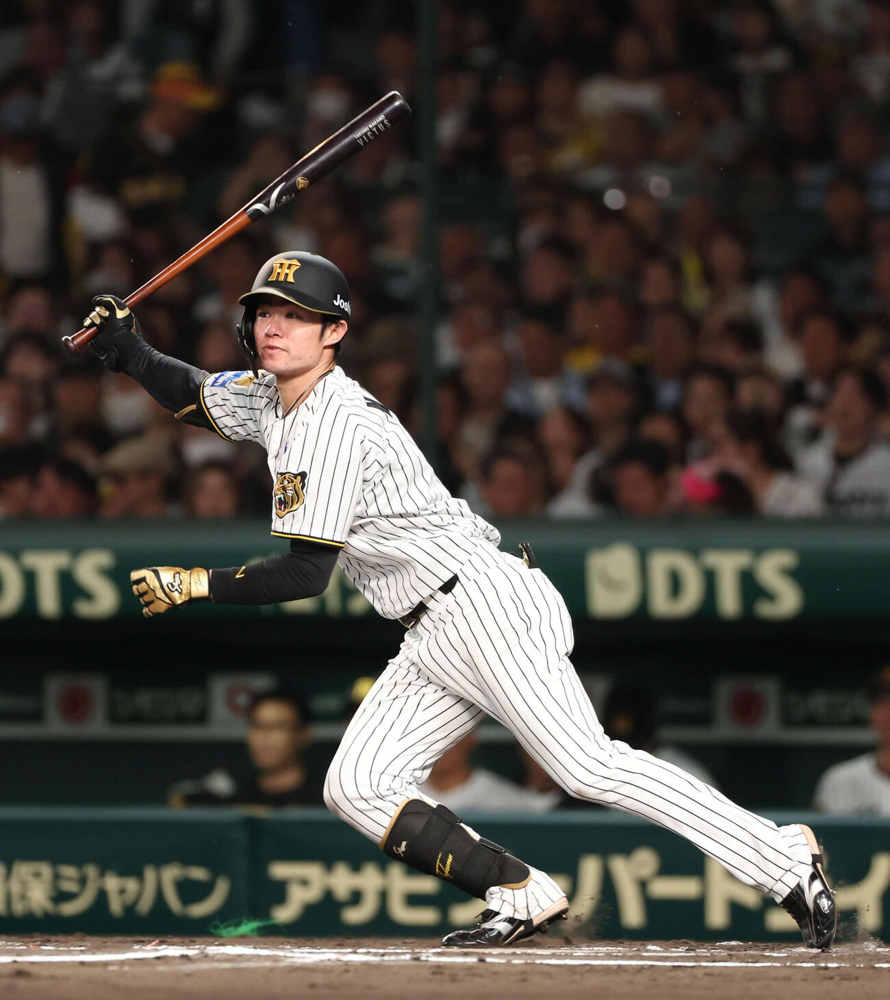 阪神対巨人　6回裏阪神2死、中野は左前打を放つ（撮影・西尾就之）