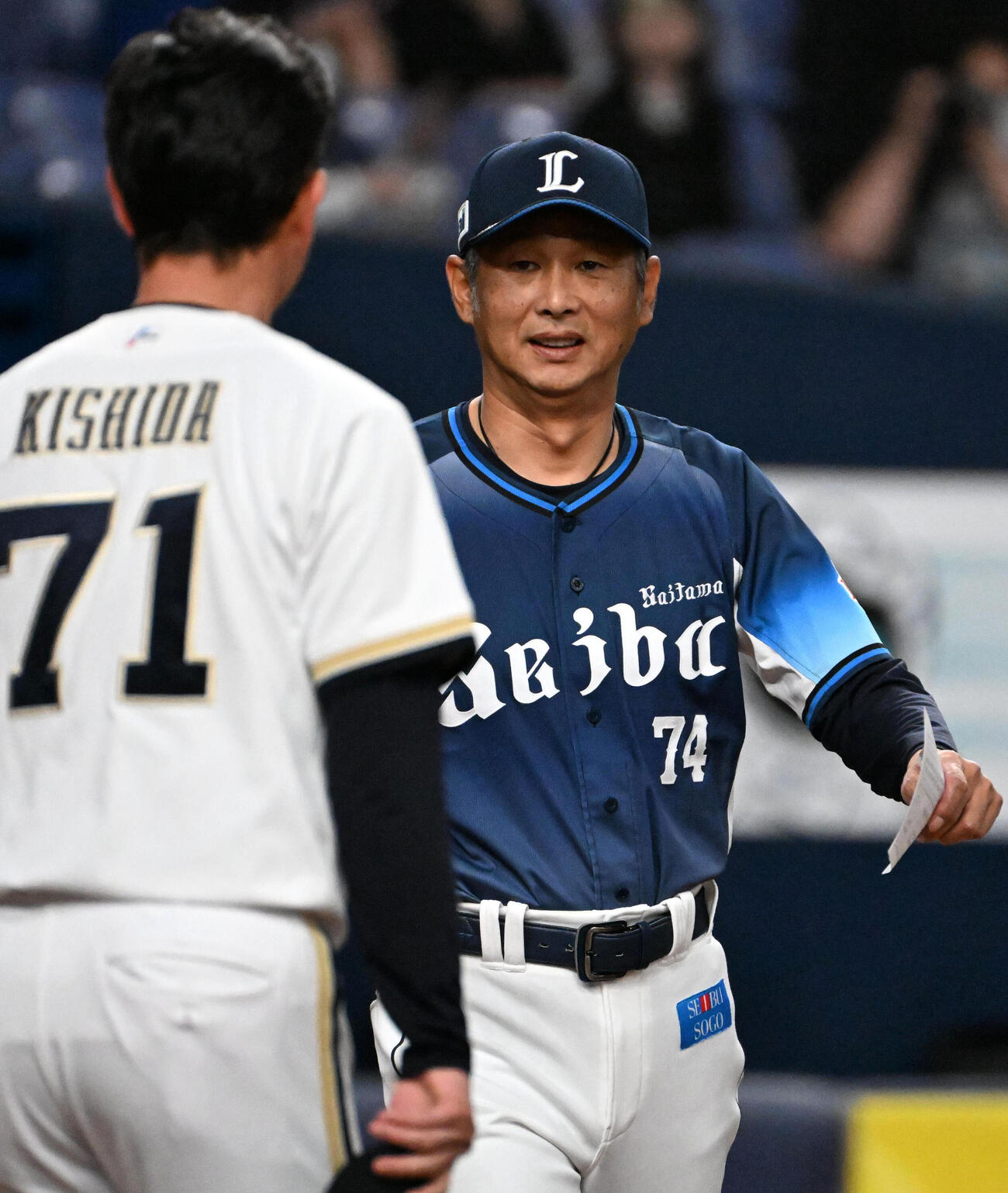 オリックス対西武　メンバー表を交換する西武の西口監督（右）、オリックスの岸田監督（撮影・石井愛子）