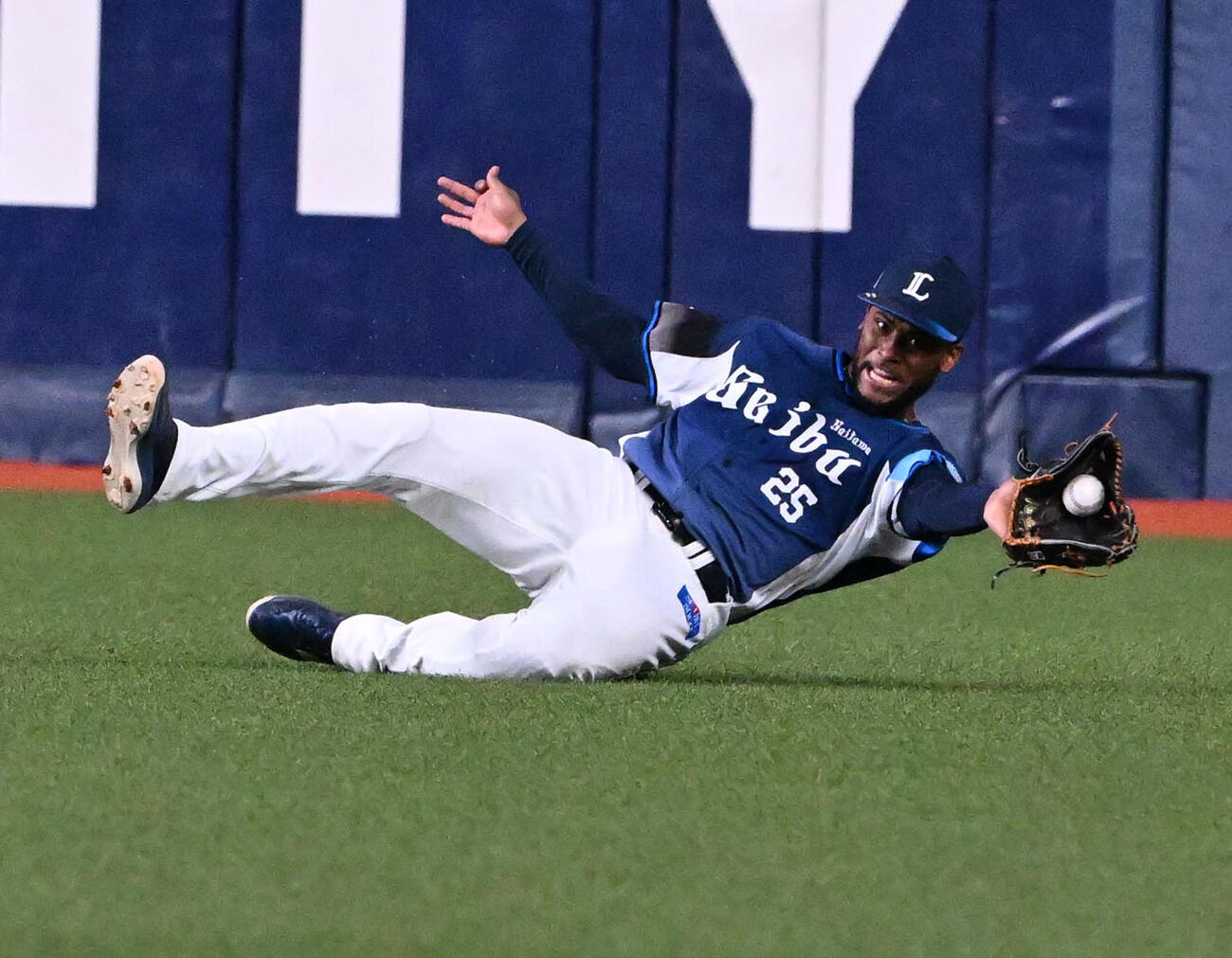 オリックス対西武　6回裏オリックス2死一塁　広岡の右飛を好捕するカナリオ（撮影・石井愛子）
