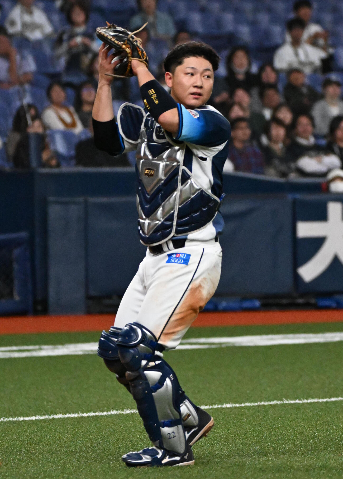 オリックス対西武　7回裏オリックス1死、紅林の捕邪飛を捕球する古賀悠（撮影・石井愛子）