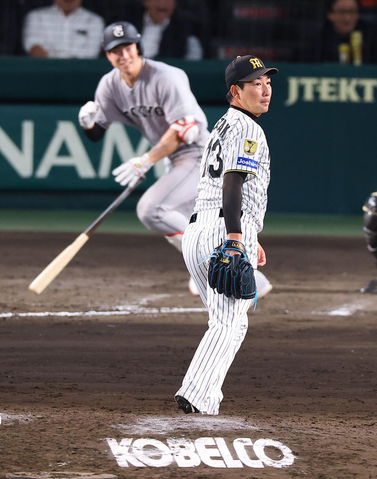 阪神対巨人　9回表巨人2死二塁、岩崎は松本に勝ち越し適時打を浴びる（撮影・上田博志）