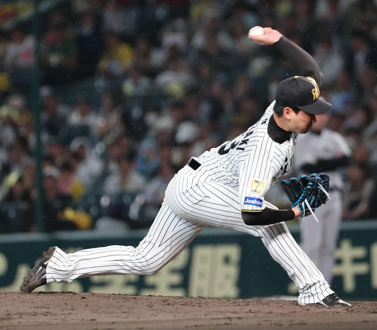 阪神対巨人　阪神4番手の岩崎（撮影・西尾就之）