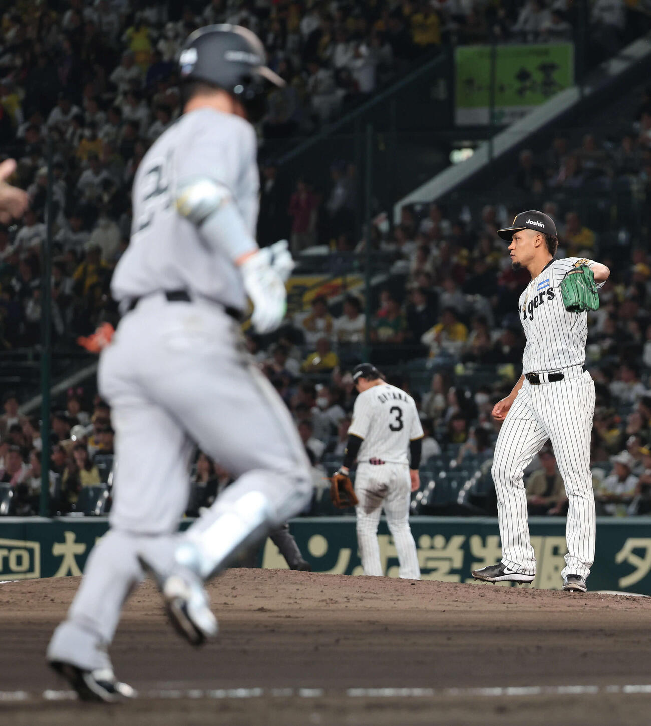 阪神対巨人　8回表巨人2死、阪神3番手のモレッタは大城に同点本塁打を許す（撮影・西尾就之）