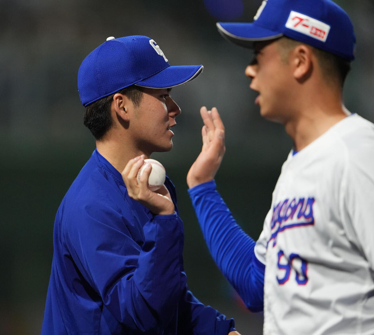 中日対広島　試合終了、勝利投手となった中日金丸（左）はリリーフした中日松山から勝利球を受け取る（撮影・森本幸一）
