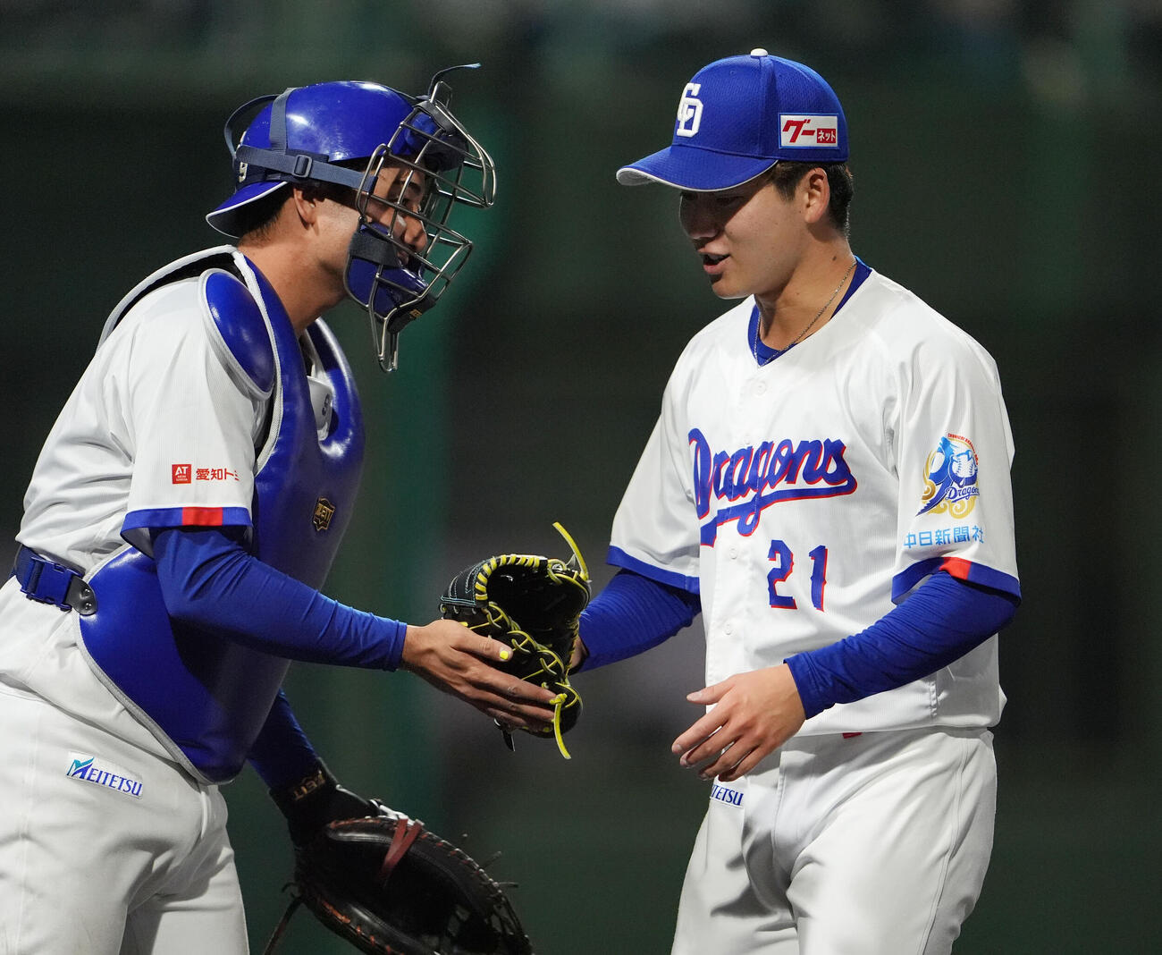 中日対広島　6回表終了、石伊（左）とタッチを交わしベンチへ戻る中日先発の金丸（撮影・森本幸一）
