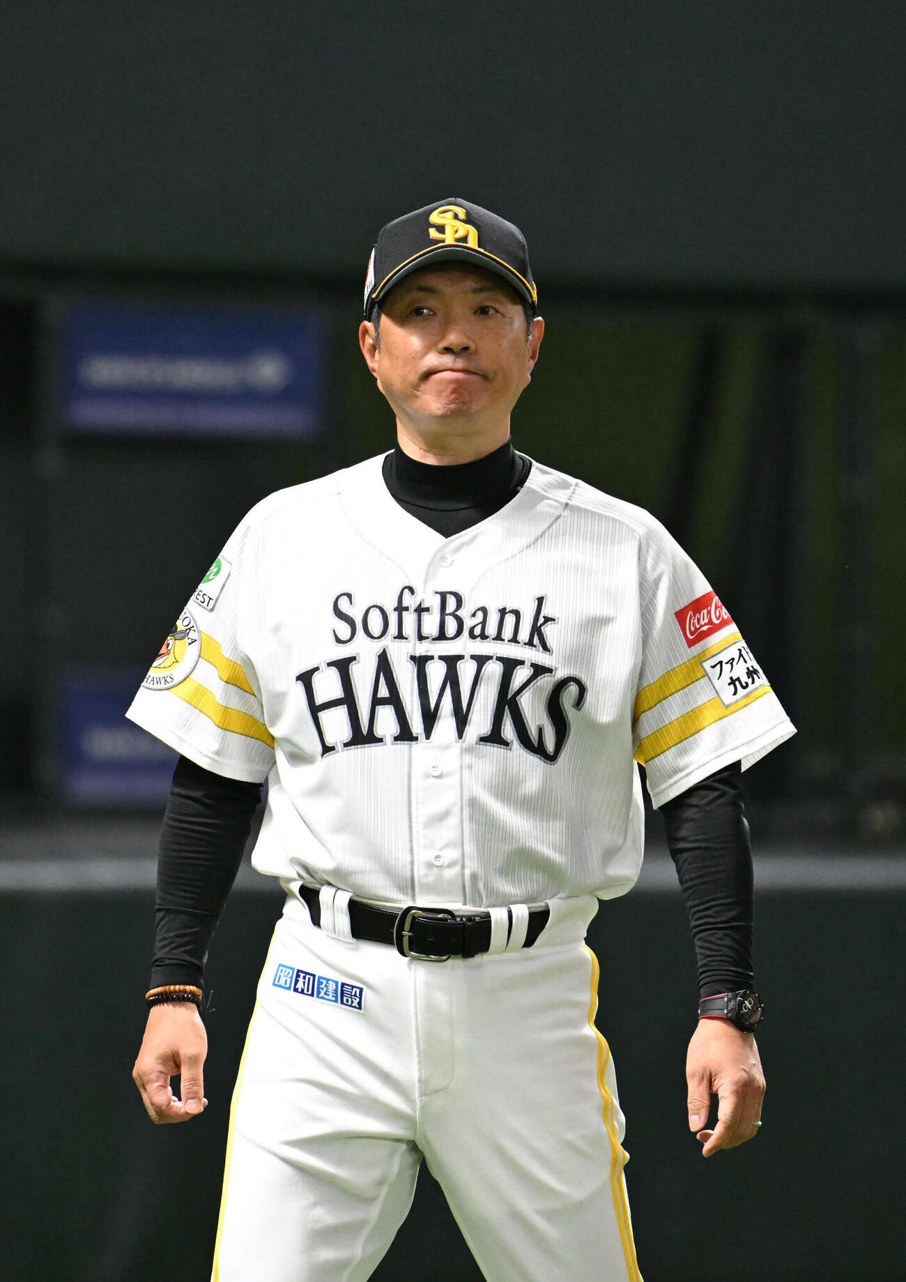 ソフトバンク対楽天　5回、選手交代を告げベンチに戻るソフトバンク小久保監督（撮影・林敢治）