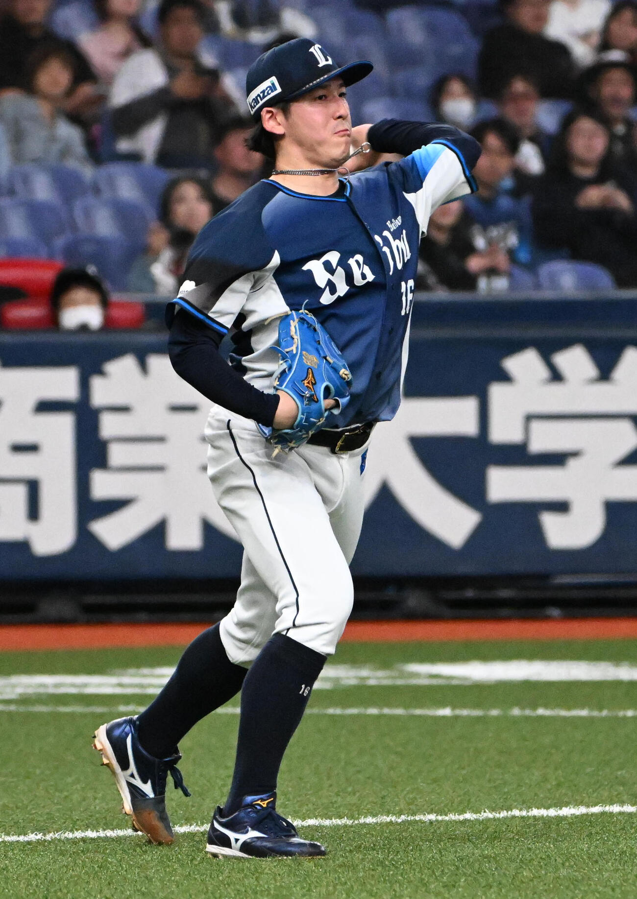 オリックス対西武　3回裏オリックス無死一、二塁　宗佑磨の打球を悪送球する隅田（撮影・石井愛子）