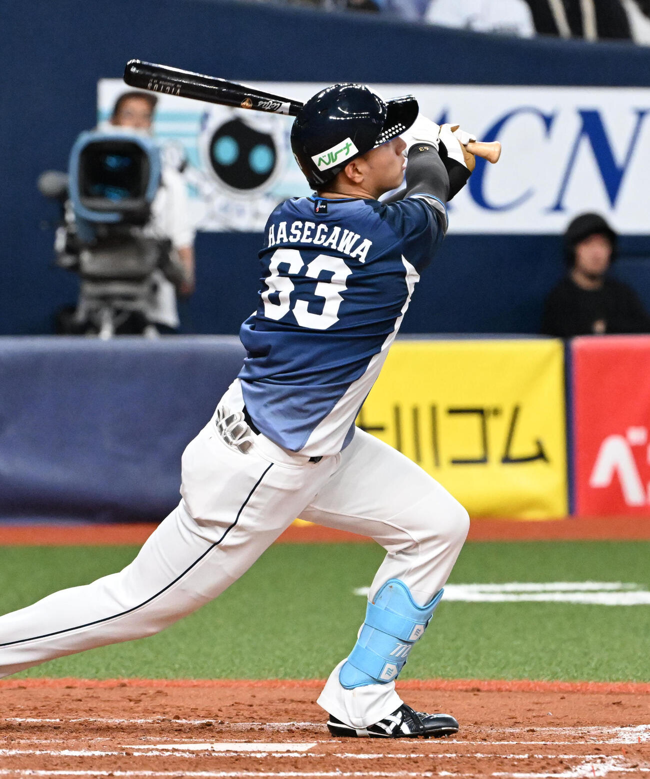 オリックス対西武　4回表西武1死満塁　長谷川は犠飛を放つ（撮影・石井愛子）