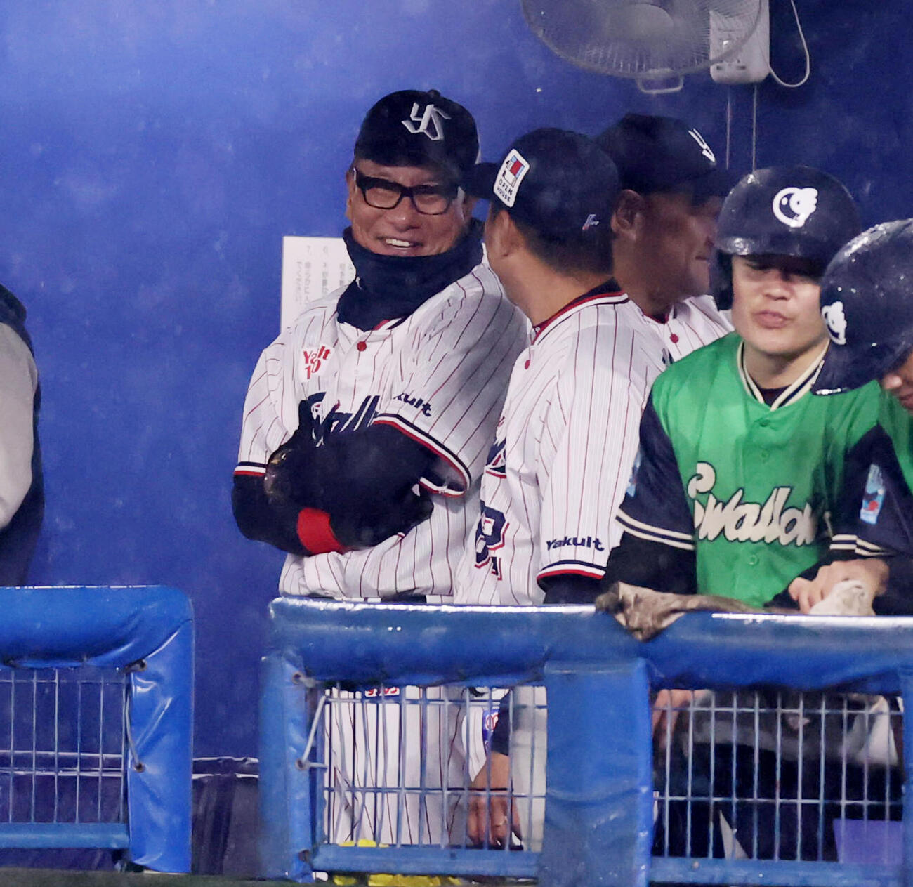ヤクルト対DeNA 5回裏に逆転しベンチで笑顔を見せるヤクルト池山監督（撮影・加藤哉）