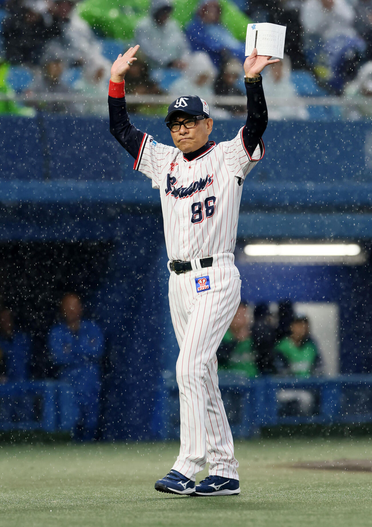 ヤクルト対DeNA　試合前、スタンドの声援に応えるヤクルト池山監督（撮影・加藤哉）