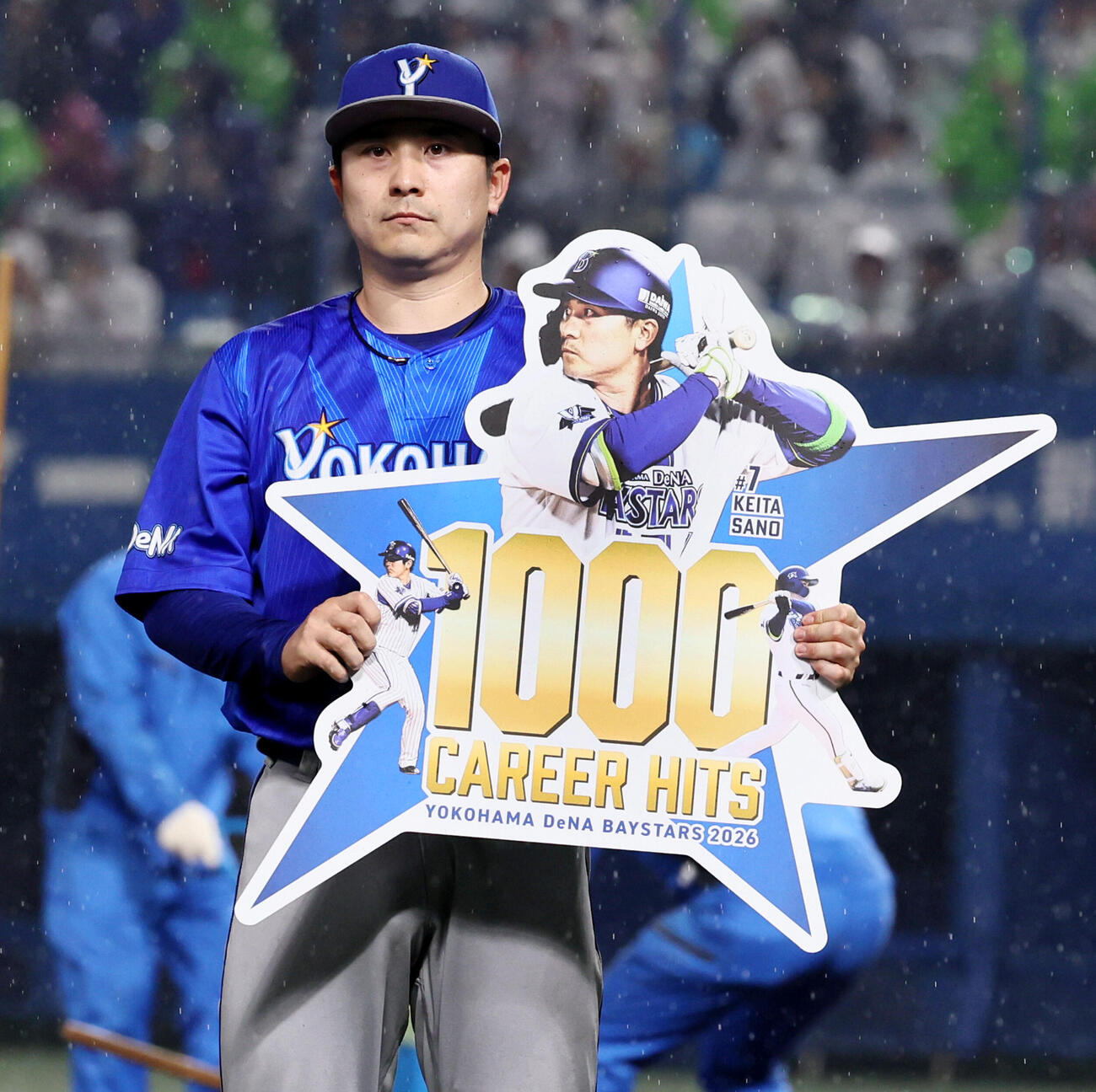 ヤクルト対DeNA DeNA佐野は通算1000安打を達成し記念のボードを持つ（撮影・加藤哉）