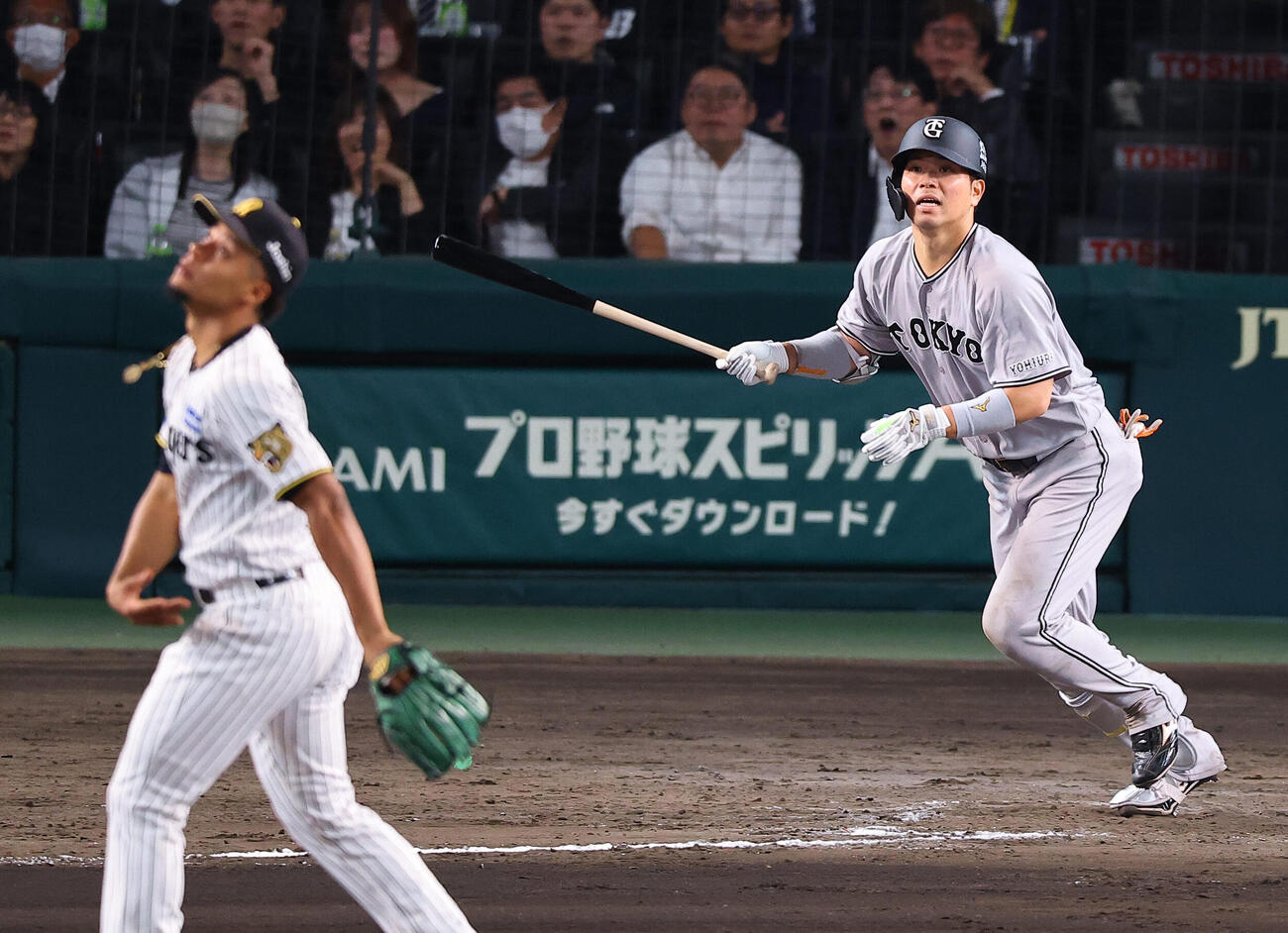 阪神対巨人　8回表巨人2死、巨人大城卓は同点本塁打を放つ（撮影・上田博志）