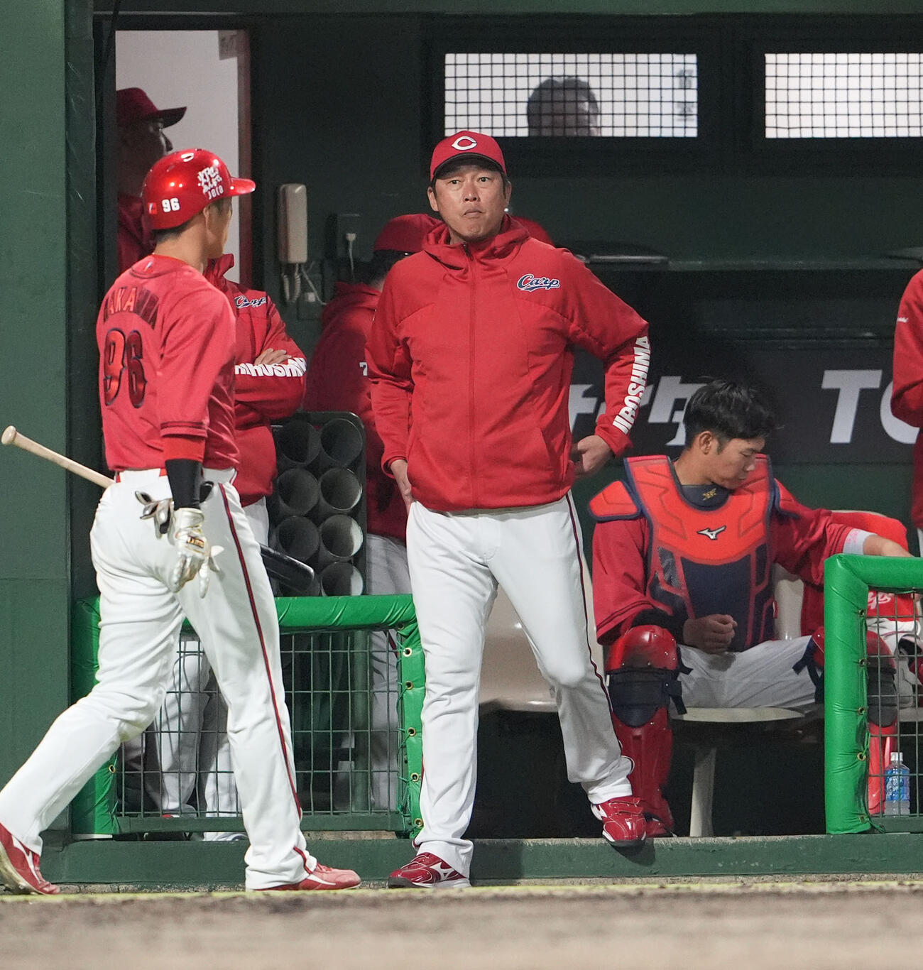 中日対広島　5回表終了、広島新井監督（中央）は選手交代を告げる（撮影・森本幸一）