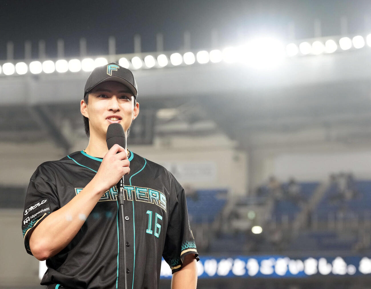ロッテ対日本ハム　今季初勝利を挙げ笑顔を見せる日本ハム達（撮影・たえ見朱実）
