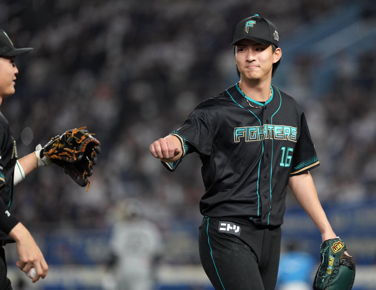 ロッテ対日本ハム　7回裏、ランナーを背負いながらも無失点に抑えた日本ハムの先発達（撮影・たえ見朱実）
