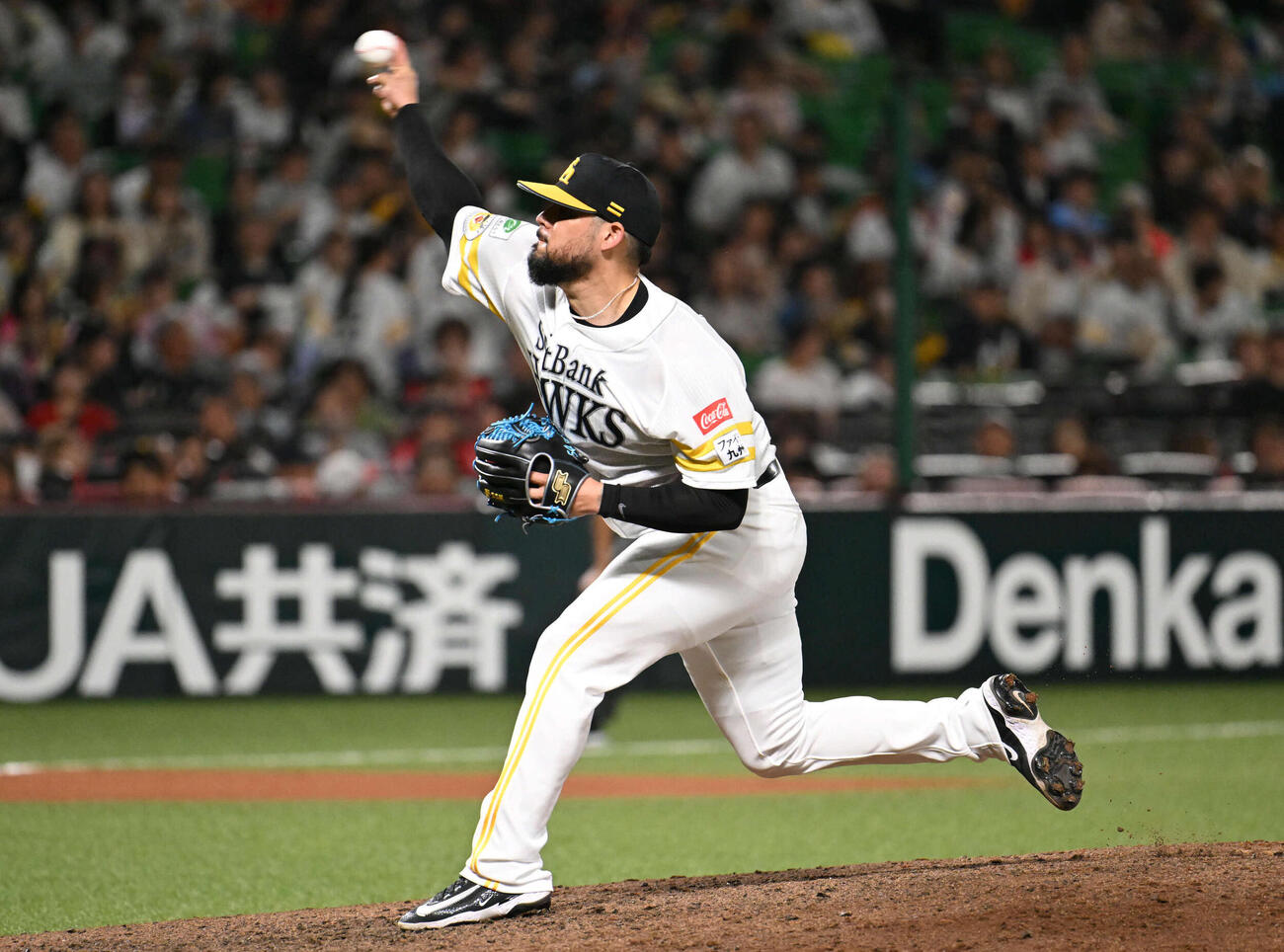ソフトバンク対楽天　ソフトバンク3番手のオスナ（撮影・林敢治）