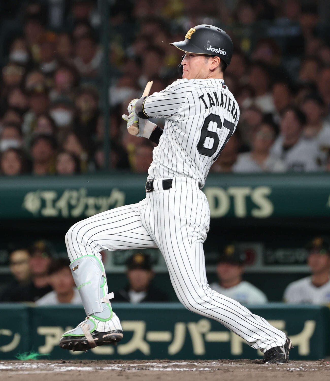 阪神対巨人　7回裏阪神2死二、三塁、代打高寺はバットを折られながら中前に2点適時打を放つ（撮影・西尾就之）