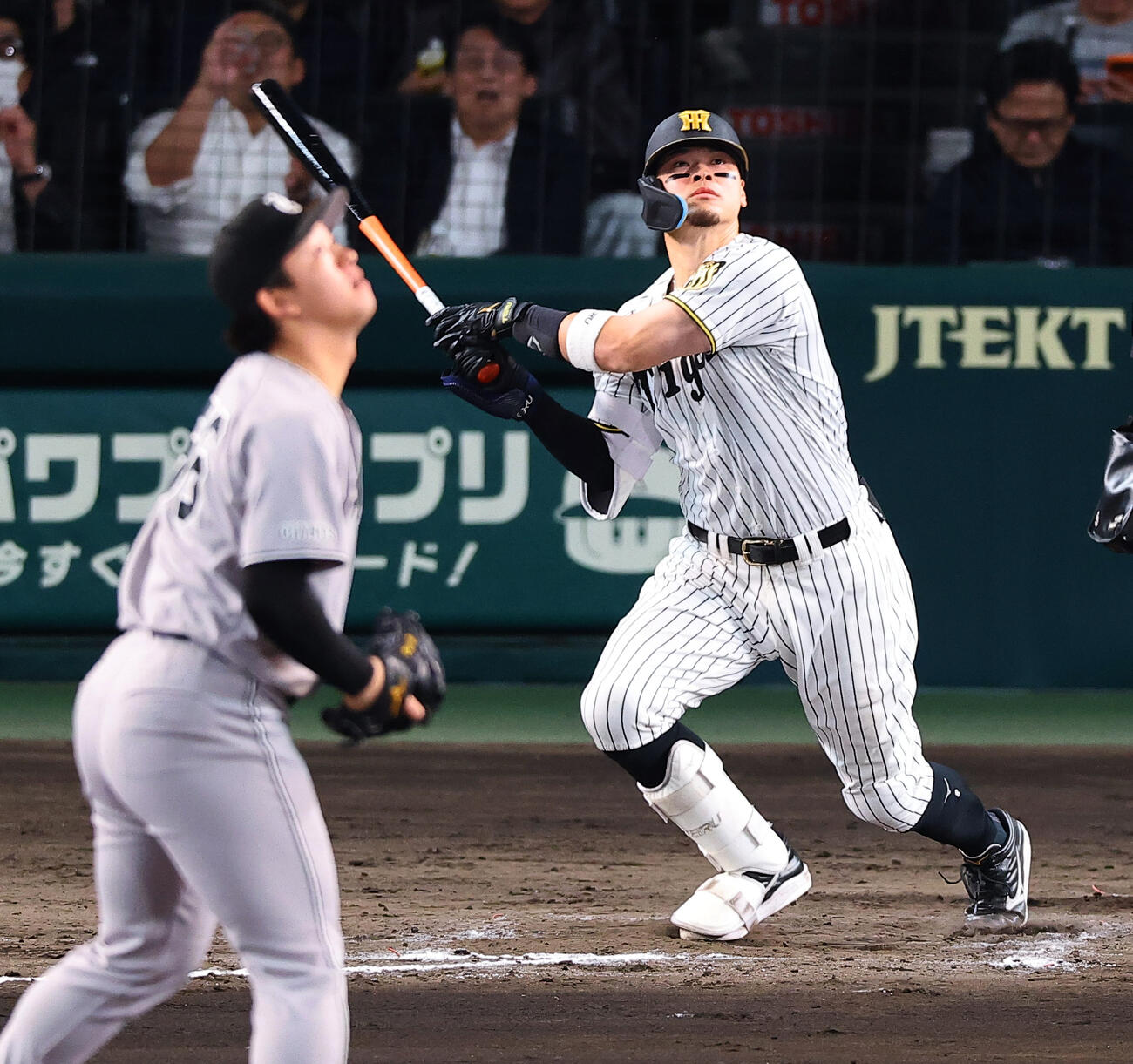 阪神対巨人　6回裏阪神無死、佐藤は左中間に二塁打を放つ（撮影・上田博志）