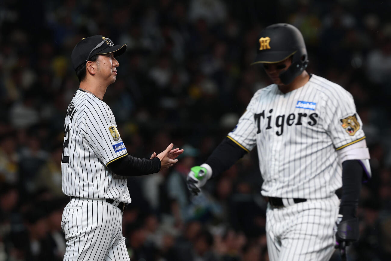 阪神対巨人　6回裏を終え、選手交代を告げる阪神藤川監督。右は見逃し三振に倒れた森下（撮影・前田充）
