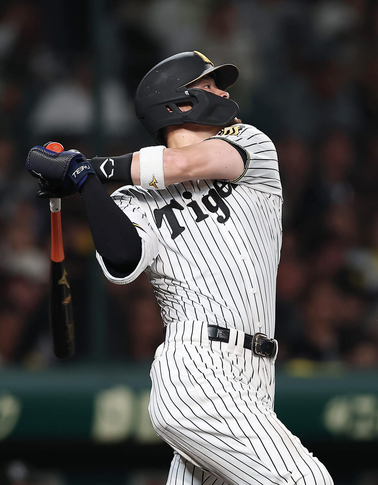 阪神対巨人　7回裏阪神無死、左越え二塁打を放つ佐藤（撮影・前田充）