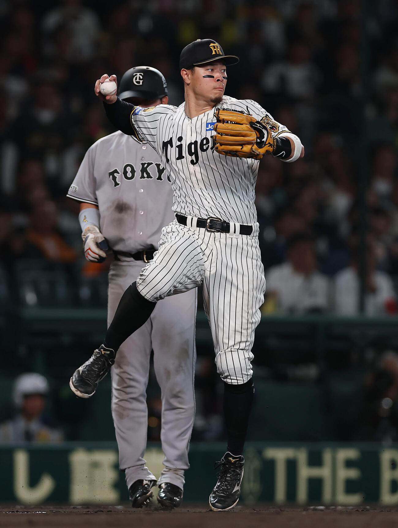 阪神対巨人　4回表巨人1死二、三塁、中山の二ゴロで飛び出した三走大城を挟殺後、二塁へ送球する佐藤（撮影・前田充）