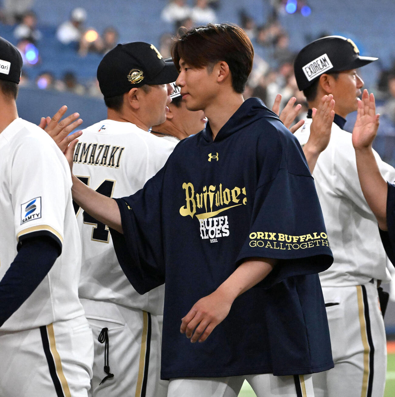 オリックス対西武　西武に勝利しナインらとハイタッチをするオリックス曽谷（撮影・石井愛子）