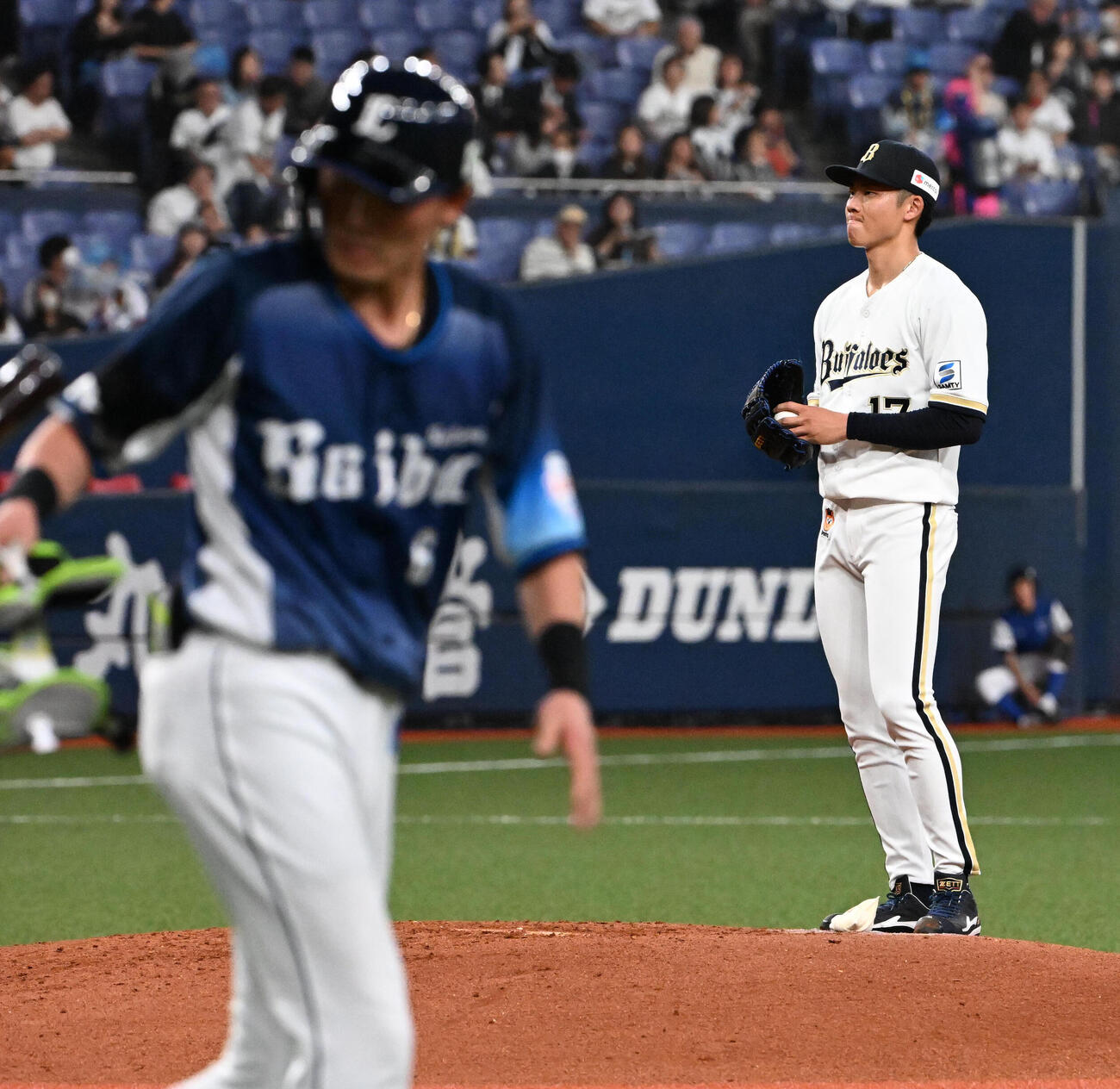 オリックス対　3回表西武2死一塁　源田（左）に四球を与え悔しがる曽谷（撮影・石井愛子）