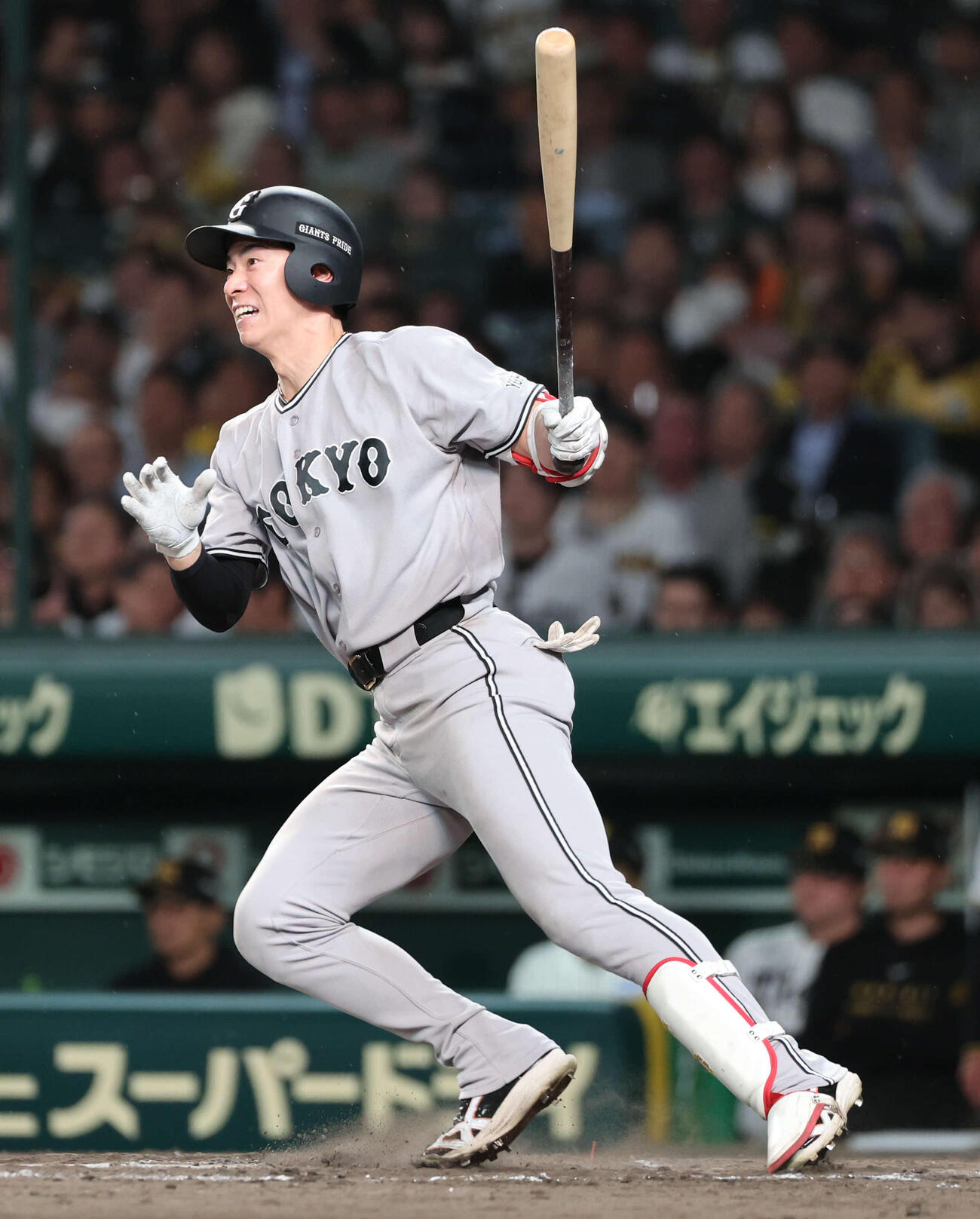 阪神対巨人　9回表巨人2死二塁、松本は左前適時打を放つ（撮影・西尾就之）