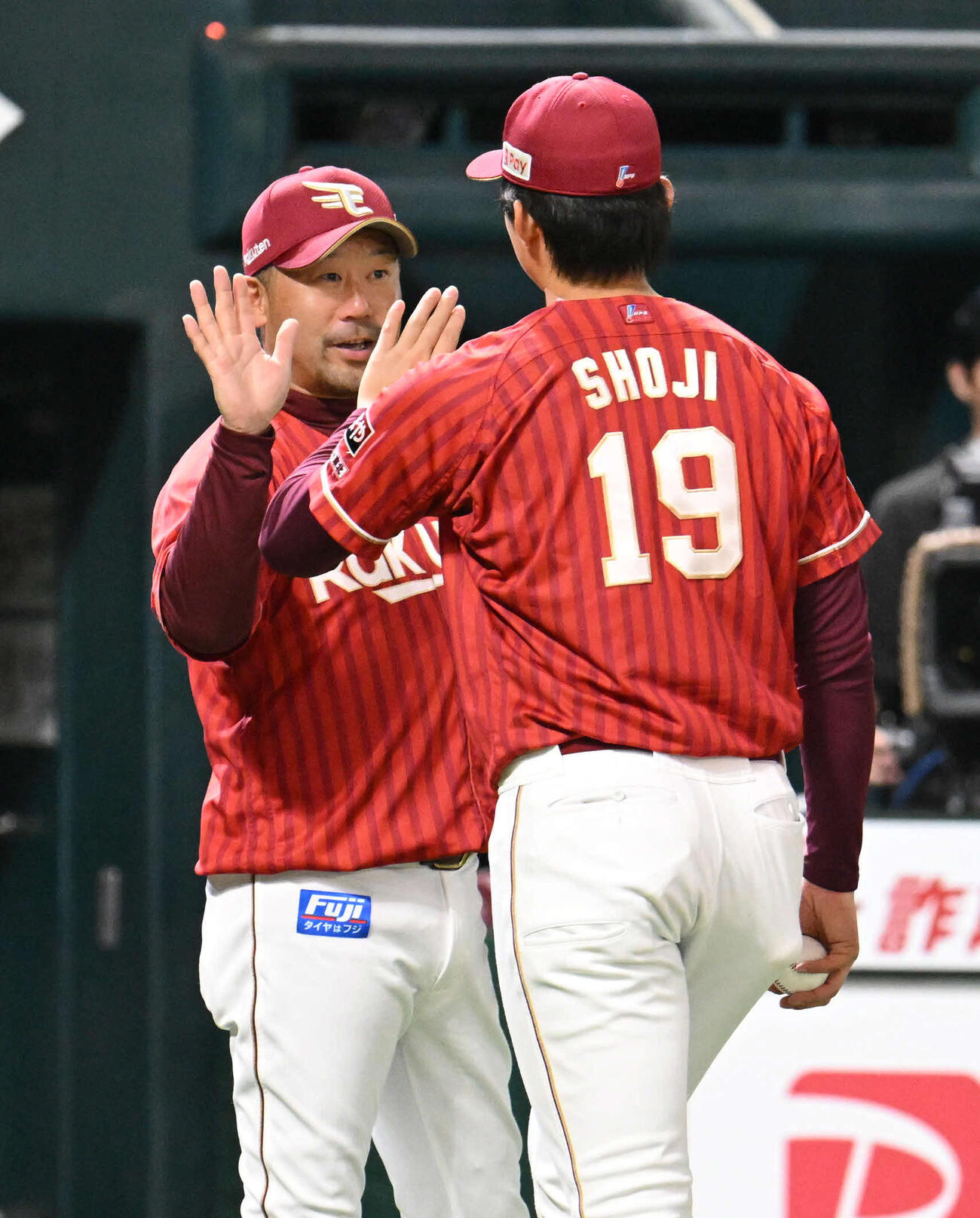 ソフトバンク対楽天　勝利を収めタッチを交わす三木監督（左）と荘司（撮影・林敢治）