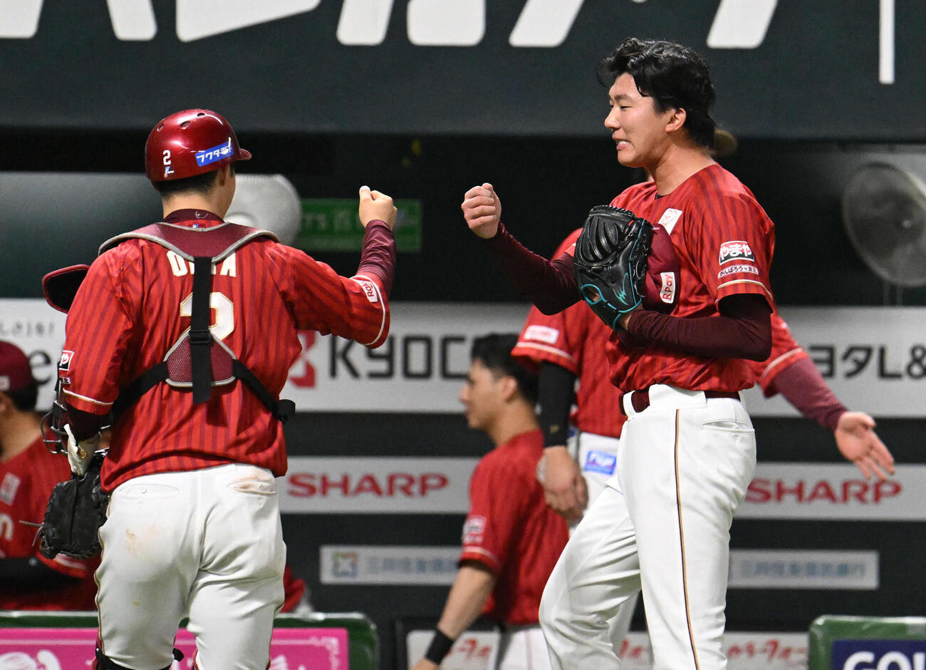 ソフトバンク対楽天　7回裏終了後、グータッチを交わす田中千（右）と太田（撮影・林敢治）