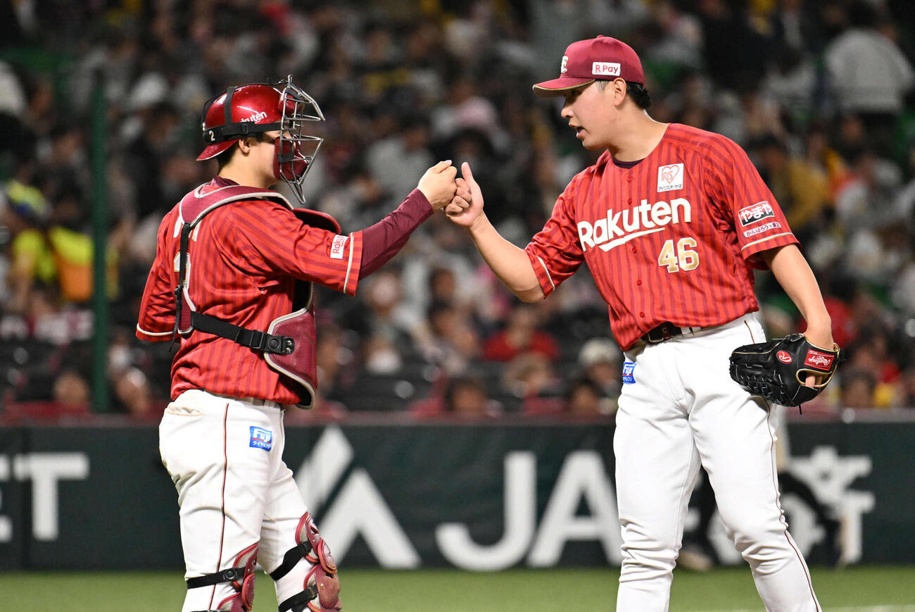 ソフトバンク対楽天　勝利を収めグータッチを交わす藤平（右）と太田（撮影・林敢治）