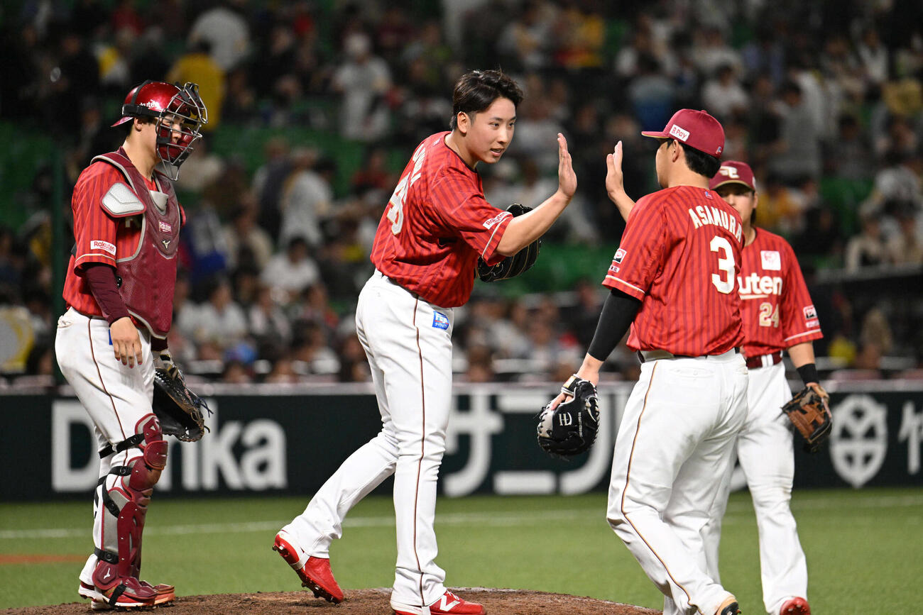 ソフトバンク対楽天　勝利を収めタッチを交わす楽天ナイン（撮影・林敢治）
