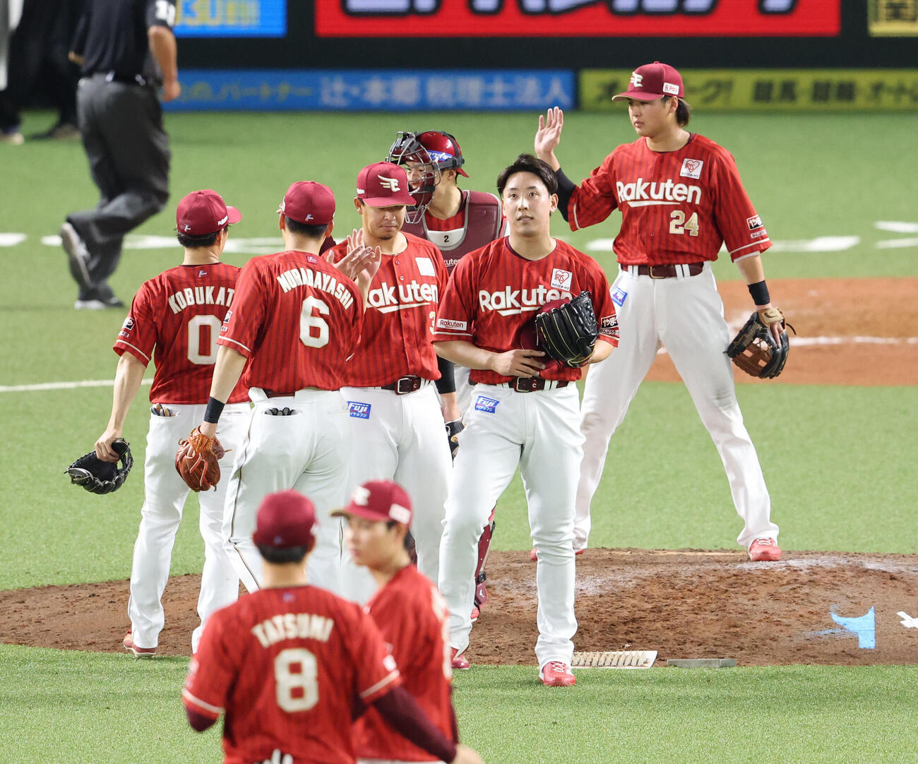 ソフトバンクに勝利しハイタッチをかわす楽天ナイン（撮影・梅根麻紀）