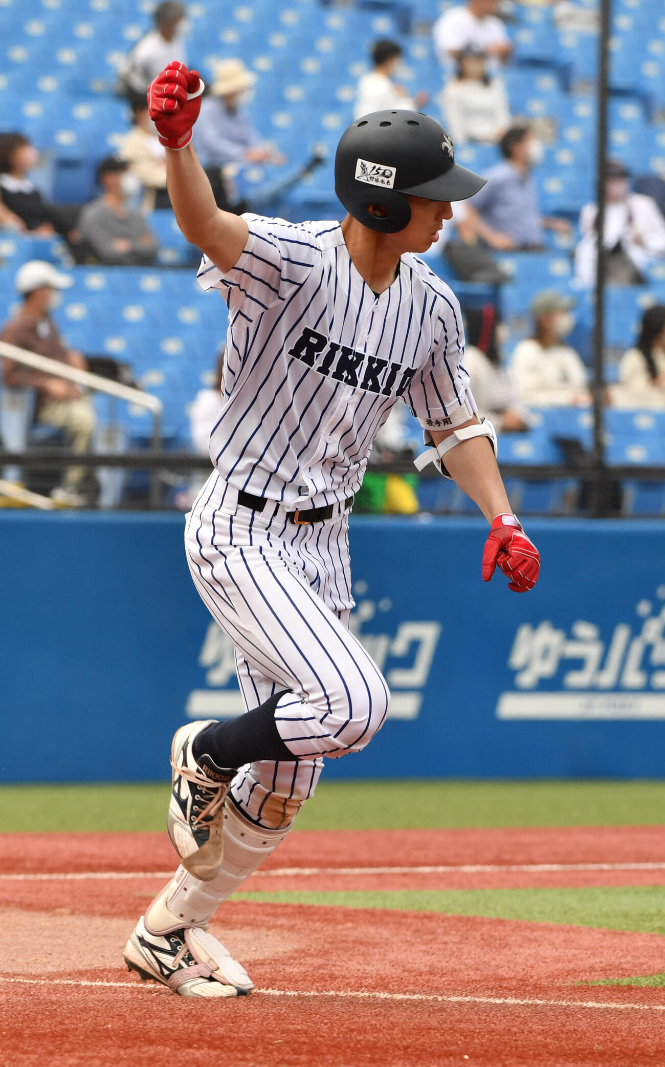 東京6大学野球　立大対慶大　立大・荘司康誠は左越え本塁打を放ちガッツポーズする（2022年4月23日撮影）