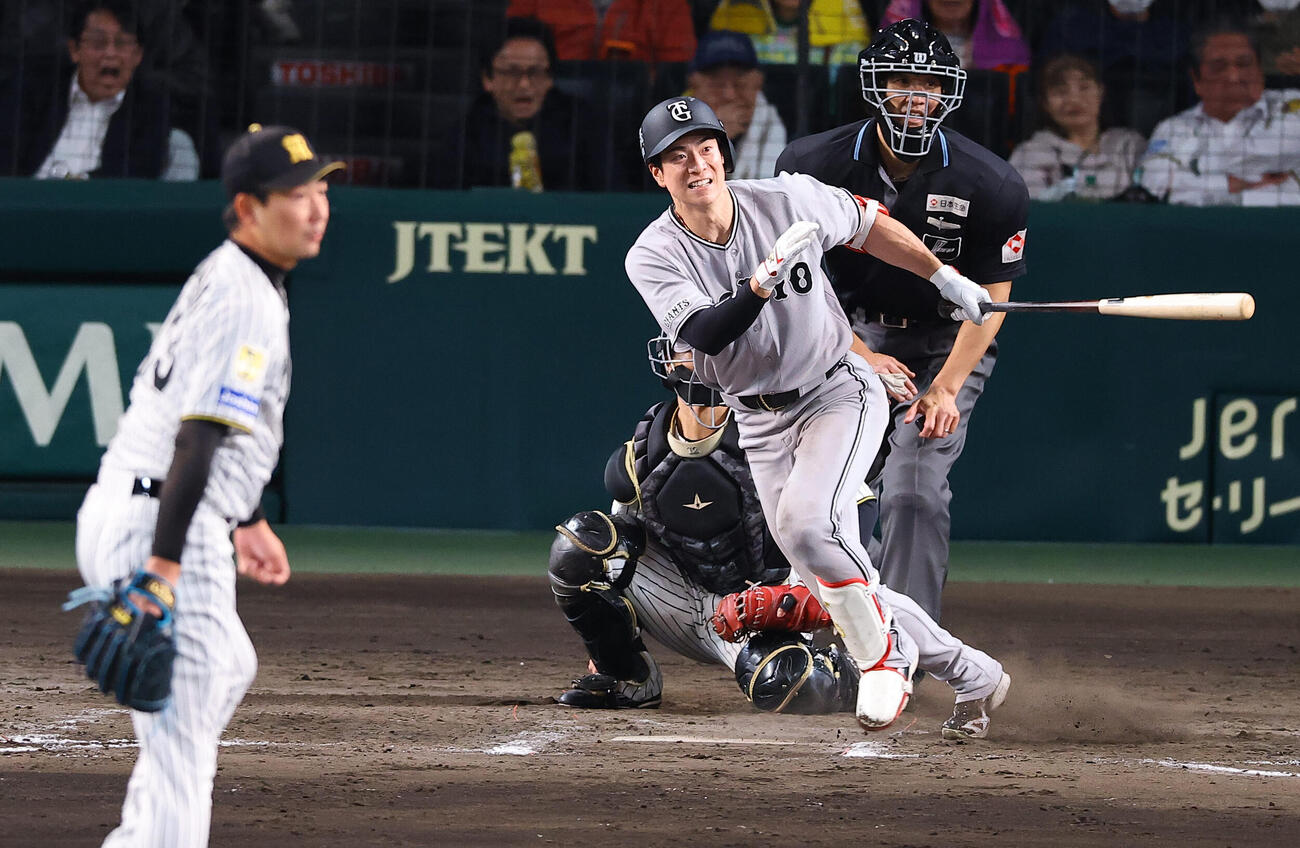 阪神対巨人　9回表巨人2死二塁、松本は勝ち越し適時打を左前に放つ（撮影・上田博志）