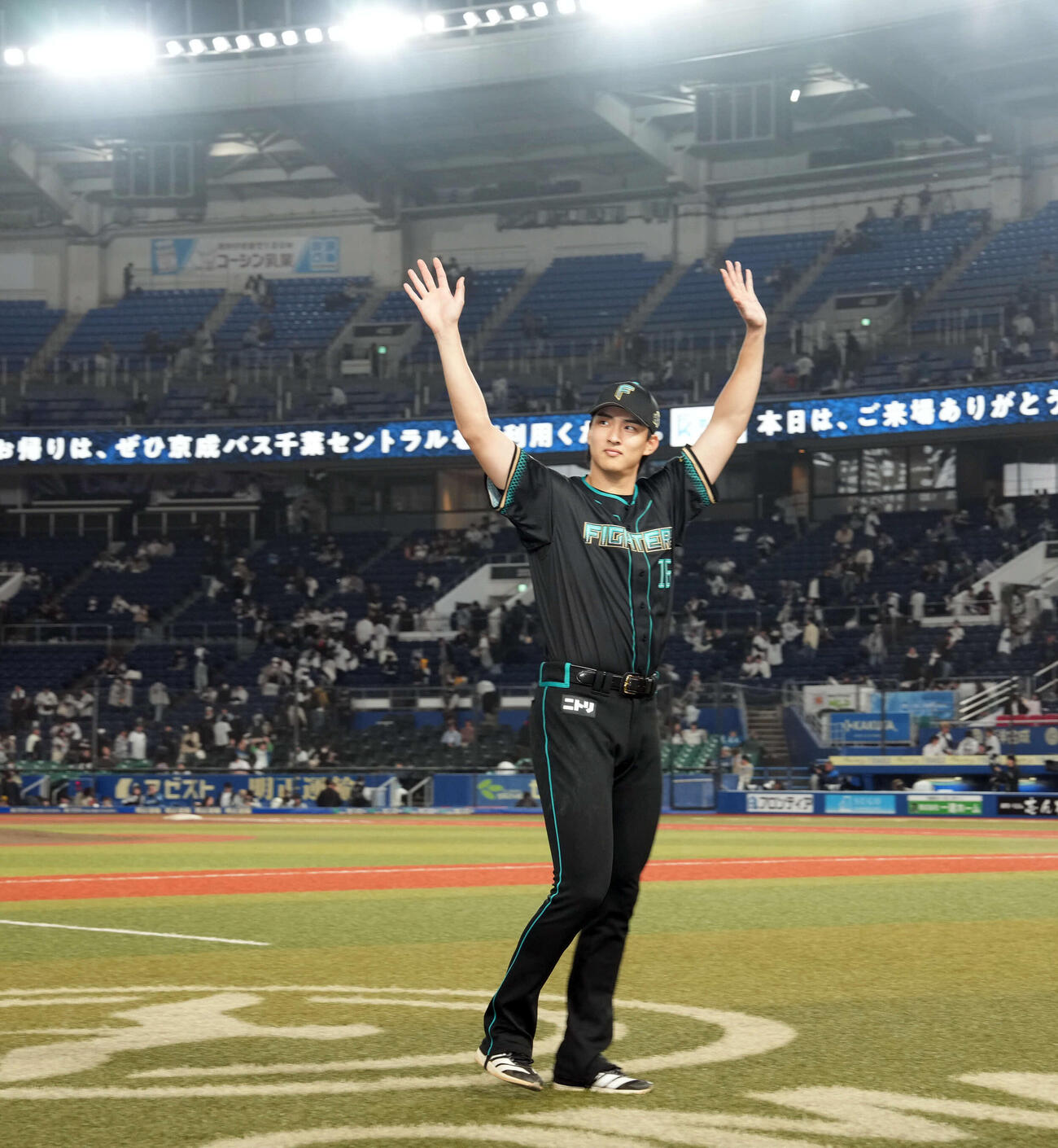 ロッテ対日本ハム　今季初勝利を挙げファンの声援に応える日本ハム達（撮影・たえ見朱実）