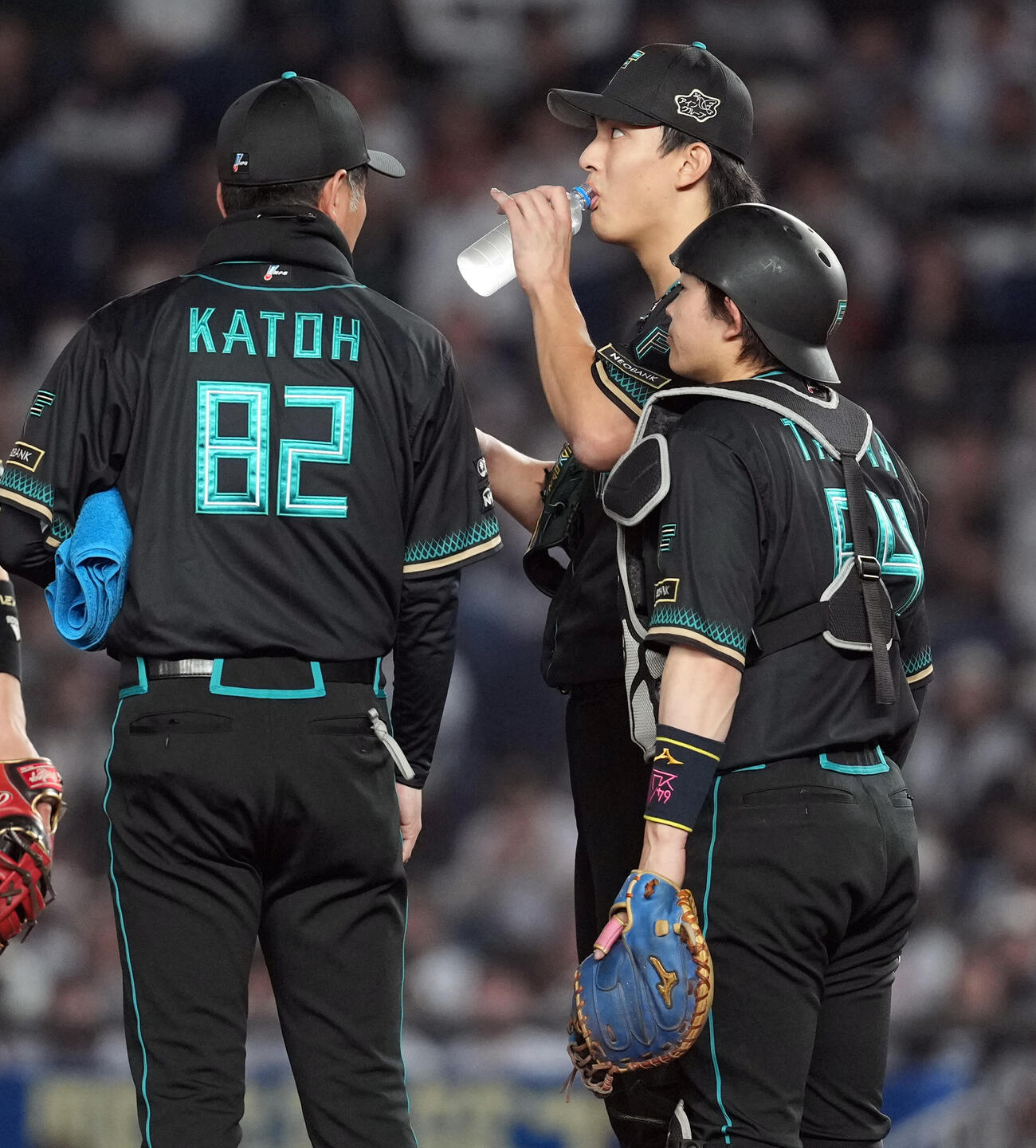 ロッテ対日本ハム　7回裏、ランナーを背負い一息入れる日本ハムの先発達（撮影・たえ見朱実）