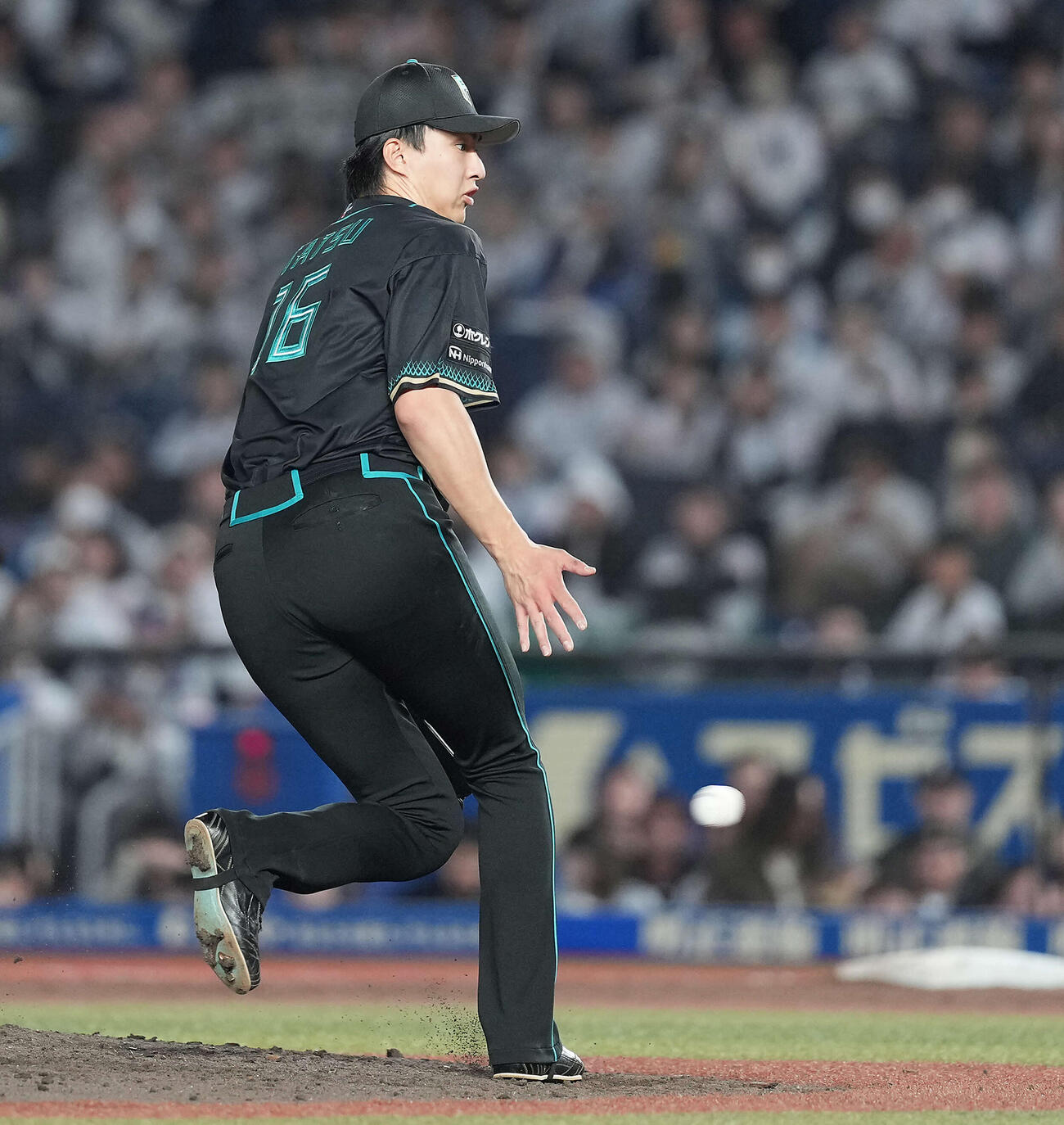 ロッテ対日本ハム　5回裏ロッテ無死、山本を投ゴロに仕留める達（撮影・たえ見朱実）