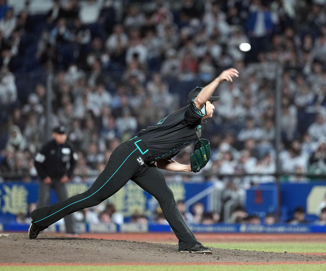 ロッテ対日本ハム　力投する日本ハムの先発達（撮影・たえ見朱実）