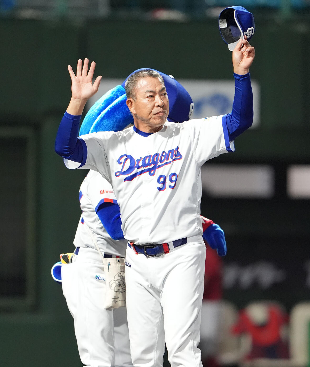 中日対広島　試合終了、ファンの声援に応える中日井上監督（撮影・森本幸一）